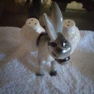 Salt and Pepper Shaker set